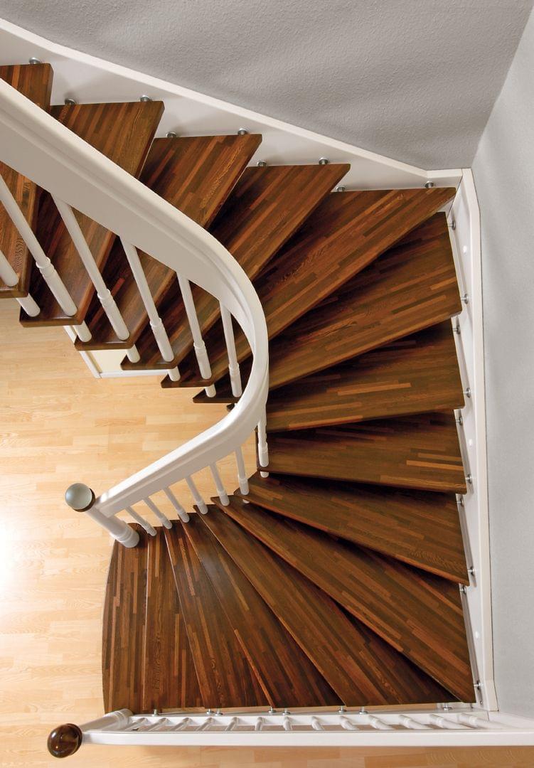 Holztreppe Villa halbgewendelte Buchertreppe Treppengeländer mit weiss lackiertem Handlauf und Postenkopf