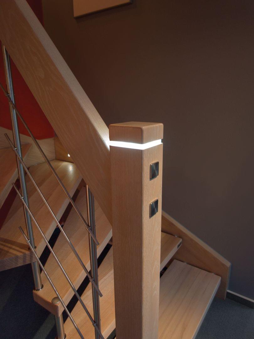 Holztreppe mit Treppenlicht im Postenkopf