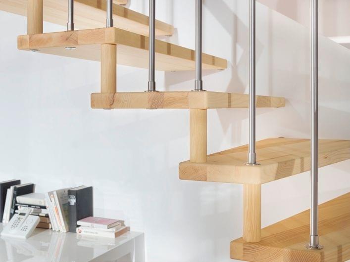 Treppengeländer mit Edelstahlstab an Holzstufe mit Holzdistanzspindeln